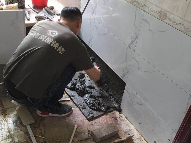 墻面瓷磚局部更換:1、先檢查需要更bai換的瓷磚周圍的瓷磚是否存在空鼓脫du層、是否有暗埋的水電暖管線，如果存在空鼓脫層，建議和開裂的瓷磚一起進行鏟除更換，如果需要更換的瓷磚底下有暗埋的水電管管線，在砸磚的時候應避開該區(qū)域。 2、將需要更換的瓷磚與周圍的瓷磚接縫處的填縫劑采用鏟刀或壁紙刀刮除干凈； 　　3、采用切割機沿需要更換的瓷磚的對角線進行切割，注意不要到瓷磚的四個角（離角10公分左右），然后用錘子從瓷磚的中間砸開，然后用錘子和撬杠逐步從瓷磚的中心部位往四周敲砸瓷磚，直至需要更換的瓷磚全部取下。切割及砸磚的時，需要注意好力度，防止過猛對其他的部位造成損傷。 　　4、將基層部位松動的水泥砂漿渣土清理干凈，如屬于有防水要求的墻面，對該部位涂刷堵漏靈，然后再進行瓷磚的補貼工作。