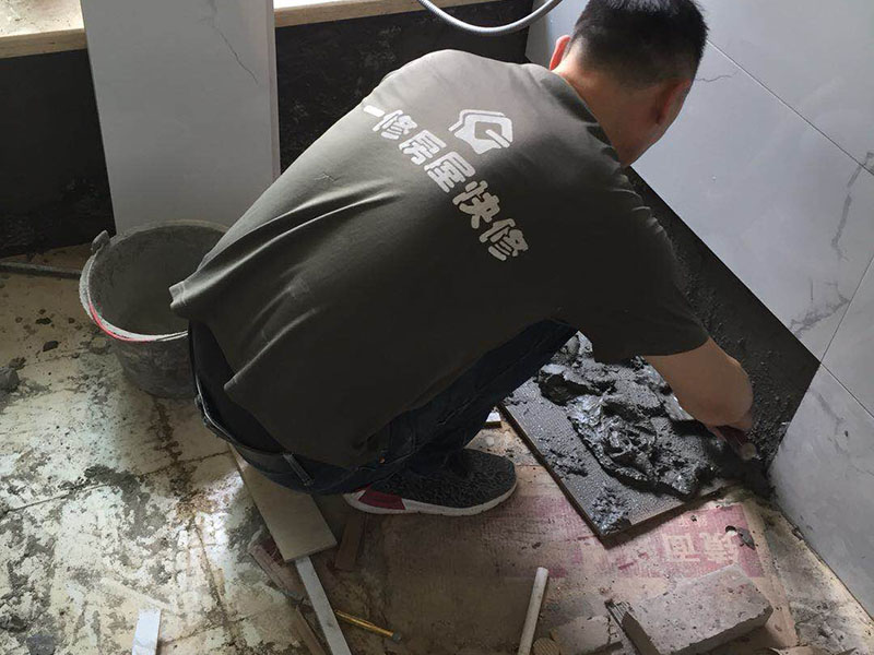 墻面瓷磚局部更換:1、先檢查需要更bai換的瓷磚周圍的瓷磚是否存在空鼓脫du層、是否有暗埋的水電暖管線，如果存在空鼓脫層，建議和開裂的瓷磚一起進行鏟除更換，如果需要更換的瓷磚底下有暗埋的水電管管線，在砸磚的時候應避開該區(qū)域。 2、將需要更換的瓷磚與周圍的瓷磚接縫處的填縫劑采用鏟刀或壁紙刀刮除干凈； 　　3、采用切割機沿需要更換的瓷磚的對角線進行切割，注意不要到瓷磚的四個角（離角10公分左右），然后用錘子從瓷磚的中間砸開，然后用錘子和撬杠逐步從瓷磚的中心部位往四周敲砸瓷磚，直至需要更換的瓷磚全部取下。切割及砸磚的時，需要注意好力度，防止過猛對其他的部位造成損傷。 　　4、將基層部位松動的水泥砂漿渣土清理干凈，如屬于有防水要求的墻面，對該部位涂刷堵漏靈，然后再進行瓷磚的補貼工作。