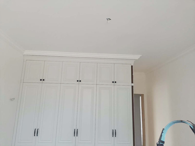 全屋墻面翻新：舊墻的基本處理包括清理舊墻面原有的乳膠漆和膩?zhàn)訉拥溺P除、木裝修、其他表面裝飾物（如壁紙）的拆除，如果只是裝修了一兩年的墻面，墻面的膩?zhàn)涌梢圆挥苗P除，用鋼刷和砂紙打磨墻面后就可以重新涂刷乳膠漆，如果裝修時(shí)間較長(zhǎng)的就需要將膩?zhàn)訉隅P除后再進(jìn)行后續(xù)工序。切記舊墻面一定要進(jìn)行處理，不能直接涂刷，粉化嚴(yán)重的墻面要鏟除后，抹上一層白水泥，再進(jìn)行涂刷。 墻面涂刷底漆的作用是抗堿防潮、封固基材、保護(hù)面漆，提高面漆的質(zhì)感和遮蓋力。如果沒有刷底漆就直接上面漆的話，時(shí)間一長(zhǎng)墻面就容易起泡、發(fā)霉，經(jīng)陽(yáng)光長(zhǎng)時(shí)間照射也會(huì)發(fā)生墻面變色的情況。 在墻面修補(bǔ)時(shí)，我們要盡量避免色差，因此要注意按照油漆桶的配比、涂刷，最好估算好用量。一次準(zhǔn)備好足夠的量，這樣才能保證墻面顏色的一致，也能避免用量不足重新調(diào)配出的顏色有差異。