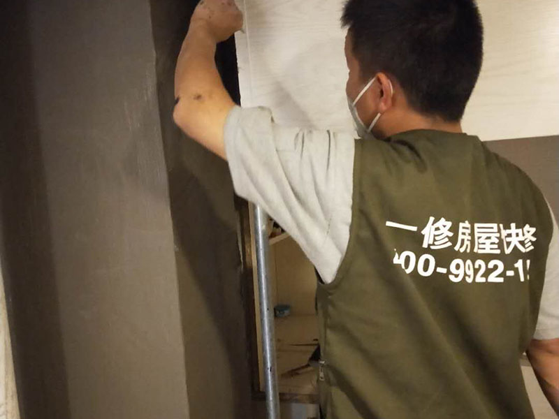 煙道檢查漏煙維修:第一，看看煙道口和連接口之間是不是有較大的縫隙，這樣的話您用玻璃膠之類的粘一下就好了；第二，您檢查一下，連接口處的扇葉有沒有損壞，如果是這個(gè)原因您需要維修連接口。 裝隔離翻板(賣煙機(jī)或廚具的地方有賣)要徹底根治油煙機(jī)返味、倒煙的問題，就應(yīng)從返味、倒煙的源頭治理，因?yàn)橛蜔熂半y聞的氣體是從排煙道返入室內(nèi)的，就應(yīng)在排煙口處安裝密封的止逆閥，自已家的油煙可以出去，而別人家的油煙味進(jìn)不來。