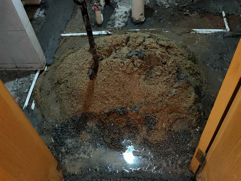 衛(wèi)生間防水找平：在進(jìn)行防水處理之前，一定先找平地面du。找平層施工方法：基面有空隙、裂縫、不平等缺陷的，用水泥砂漿修補(bǔ)抹平。使基面必須堅固、平整、干凈、無灰塵、油膩、蠟、脫模劑等以及其他碎屑物質(zhì)。找平層干燥后方可進(jìn)行防水層施工，施工期間應(yīng)防火、防水。防水層完成后，要進(jìn)行成品保護(hù)，不得上人走動。