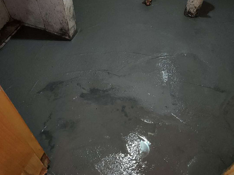 衛(wèi)生間防水找平：在進(jìn)行防水處理之前，一定先找平地面du。找平層施工方法：基面有空隙、裂縫、不平等缺陷的，用水泥砂漿修補(bǔ)抹平。使基面必須堅固、平整、干凈、無灰塵、油膩、蠟、脫模劑等以及其他碎屑物質(zhì)。找平層干燥后方可進(jìn)行防水層施工，施工期間應(yīng)防火、防水。防水層完成后，要進(jìn)行成品保護(hù)，不得上人走動。