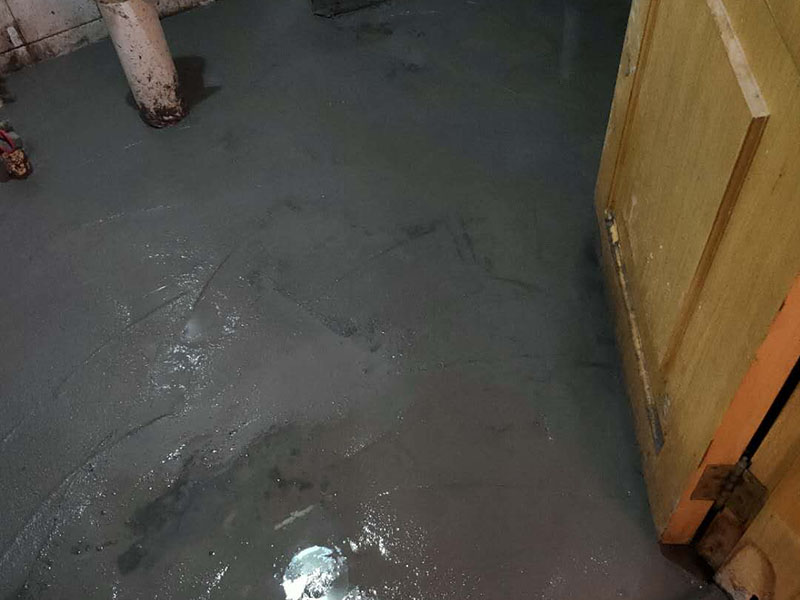衛(wèi)生間防水找平：在進(jìn)行防水處理之前，一定先找平地面du。找平層施工方法：基面有空隙、裂縫、不平等缺陷的，用水泥砂漿修補(bǔ)抹平。使基面必須堅固、平整、干凈、無灰塵、油膩、蠟、脫模劑等以及其他碎屑物質(zhì)。找平層干燥后方可進(jìn)行防水層施工，施工期間應(yīng)防火、防水。防水層完成后，要進(jìn)行成品保護(hù)，不得上人走動。