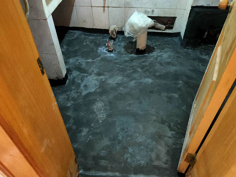 衛(wèi)生間防水找平：在進(jìn)行防水處理之前，一定先找平地面du。找平層施工方法：基面有空隙、裂縫、不平等缺陷的，用水泥砂漿修補(bǔ)抹平。使基面必須堅固、平整、干凈、無灰塵、油膩、蠟、脫模劑等以及其他碎屑物質(zhì)。找平層干燥后方可進(jìn)行防水層施工，施工期間應(yīng)防火、防水。防水層完成后，要進(jìn)行成品保護(hù)，不得上人走動。