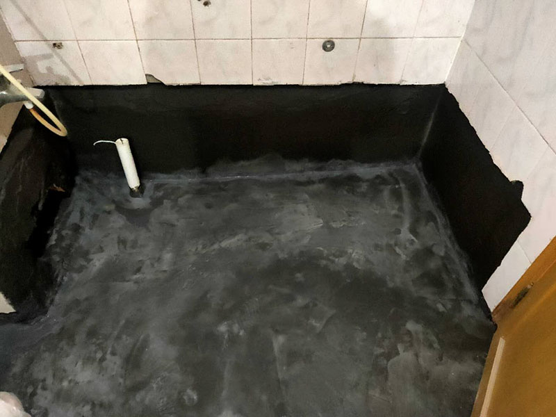 衛(wèi)生間防水找平：在進(jìn)行防水處理之前，一定先找平地面du。找平層施工方法：基面有空隙、裂縫、不平等缺陷的，用水泥砂漿修補(bǔ)抹平。使基面必須堅固、平整、干凈、無灰塵、油膩、蠟、脫模劑等以及其他碎屑物質(zhì)。找平層干燥后方可進(jìn)行防水層施工，施工期間應(yīng)防火、防水。防水層完成后，要進(jìn)行成品保護(hù)，不得上人走動。