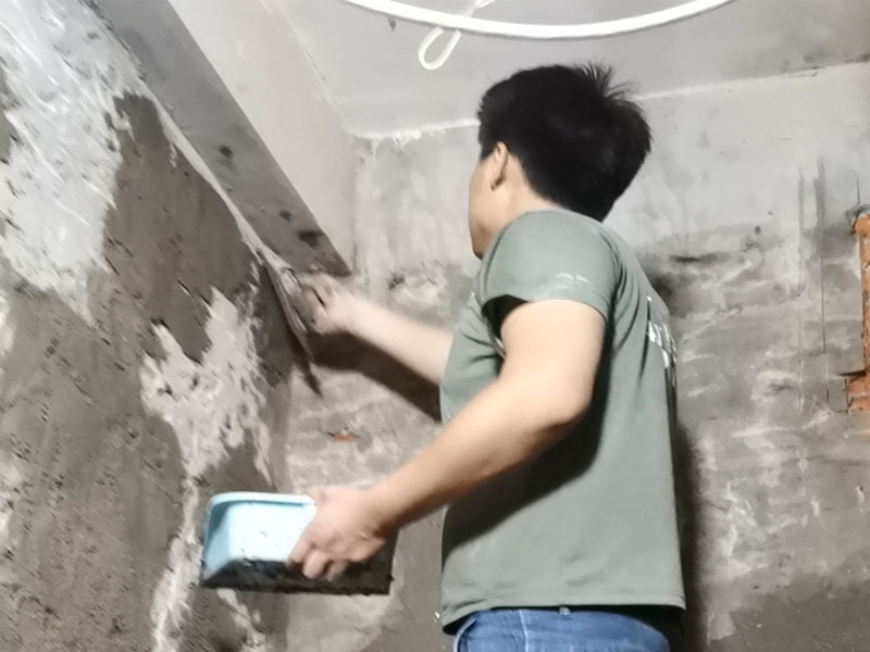 廁所墻面貼磚維修：1、 衛(wèi)生間墻面在施工前清理墻面的各類污物，用泥刀先批墻，后用水泥漿找平，防止瓷磚貼后有空鼓現(xiàn)象。 2、 衛(wèi)生間內(nèi)會(huì)防止抽風(fēng)機(jī)、安裝吊頂?shù)龋愿叨纫貏e注意，其次是墻磚與地磚的尺寸要互相對(duì)應(yīng)，不能有太大的差異，最后根據(jù)高度、尺寸與整體效果來(lái)確定鋪貼方法，如果統(tǒng)一墻面瓷磚不同，大尺寸瓷磚從下往上貼，小尺寸從上往下貼。 3、配料將清水逐量加入粉狀粘結(jié)劑內(nèi)，按照說(shuō)明書(shū)上一定的比例調(diào)配。攪拌調(diào)和將粘結(jié)劑漿料攪拌至潤(rùn)滑均勻，無(wú)明顯塊狀或糊涂結(jié)狀，將攪拌后施工漿料靜置5—10分鐘，然后再稍加攪拌1—2分鐘，就可以使用了。 4、把剛剛攪拌好的粘結(jié)劑漿料均勻的刮到墻上，讓漿料與瓷磚背面的充分接觸。留縫大小調(diào)整根據(jù)瓷磚的尺寸，在磚與磚之間預(yù)留相應(yīng)尺寸的縫隙留待嵌縫?？捎醚篮灥认裙潭āＳ脤I(yè)測(cè)量?jī)x，來(lái)檢查貼后瓷磚的平整度。鋪貼完成后可以用薄膜來(lái)加以保護(hù)。