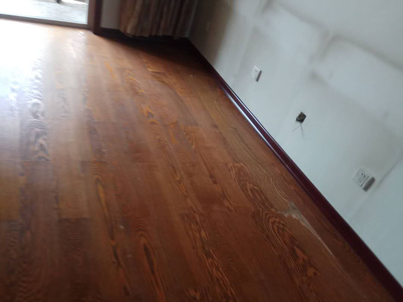 客廳木地板鋪貼：首先大家應(yīng)對是施工地進行清理，把無關(guān)的東西都移出去，并且把地面上的垃圾清掃干凈，包括每一個角落。然后對地面進行找平，水平誤差不能超過2mm，超過的話就要想辦法找平了。地面要是不平，地板鋪好后腳感當(dāng)然也就不好了。 木地板遇潮后易起拱、變形,為了避免這種情況,大家需要對地面進行防潮處理。常見的處理方法是在地面上鋪防潮層，這樣可以防止以后地板受潮。防潮層要鋪平，接縫處要并攏。 為了讓地板鋪出來的效果更加的美觀，大家最好先預(yù)鋪下，將部分地板一分為二，要根據(jù)尺寸來鋸，萬一鋸多了，地板損耗就大了。在鋸地板前可以將地板全部打開包，挑出有問題或瑕疵的地板來鋸，這樣可以有效將局部有問題的地板充分利用，不產(chǎn)生過大損耗。千萬不要上來就拿好地板來鋸，那會增加損耗的。鋸地板的地點務(wù)必要選在陽臺等有瓷磚好打理衛(wèi)生的地方，否則飛濺的木灰會無孔不入的進入任何地方，很難清潔。