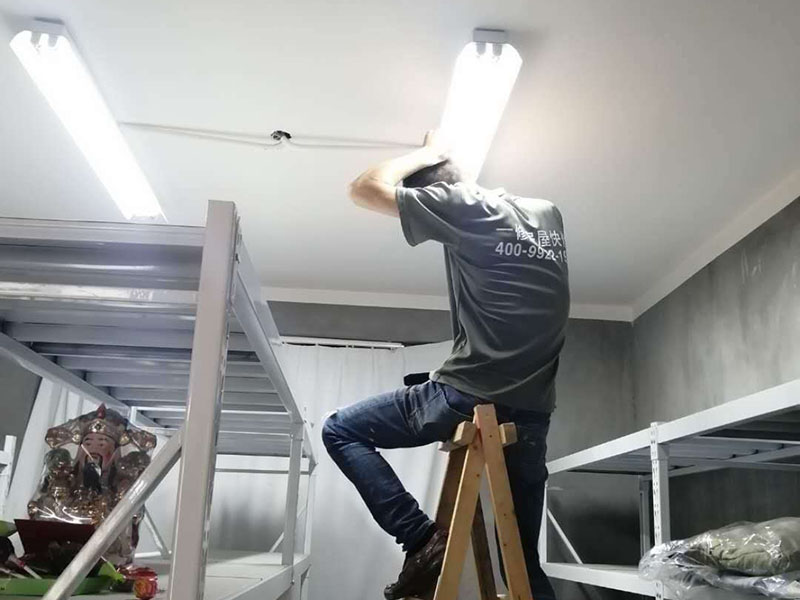 全屋燈具安裝布線：安裝軌道，如果頂部直接為木板或有鐵龍骨可以du直接打釘打眼的，就直接可以把軌道安裝上。定位打好孔后，裝上軌道固定螺絲。 拆開已經(jīng)固定好的軌道頂端的電源保護(hù)蓋，用工具接上電源線，注意安全使用工具。將軌道燈底座的卡頭擰平，對準(zhǔn)軌道內(nèi)凹槽，將軌道燈底座塞入滑道內(nèi)，稍微用點(diǎn)力，嚴(yán)絲合縫后，擰下卡頭旋轉(zhuǎn)的把手，一定要擰到位固定好后，左右滑動(dòng)一下，看是否固定好。 安裝完畢，打開，根據(jù)投射目標(biāo)的位置，調(diào)整軌道射燈水平及垂直的角度，保證軌道射燈能充分有效地投射被照物。