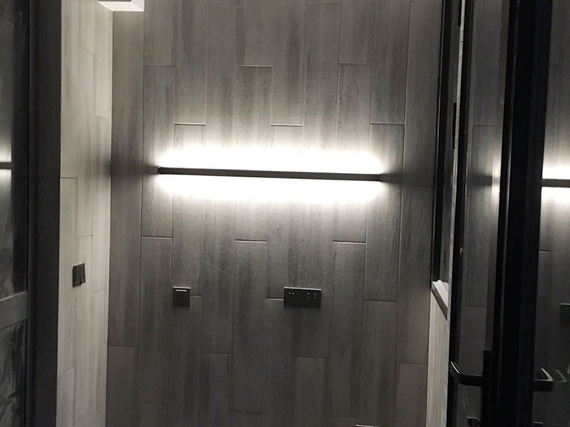 全屋燈具安裝布線：安裝軌道，如果頂部直接為木板或有鐵龍骨可以du直接打釘打眼的，就直接可以把軌道安裝上。定位打好孔后，裝上軌道固定螺絲。 拆開已經(jīng)固定好的軌道頂端的電源保護(hù)蓋，用工具接上電源線，注意安全使用工具。將軌道燈底座的卡頭擰平，對準(zhǔn)軌道內(nèi)凹槽，將軌道燈底座塞入滑道內(nèi)，稍微用點(diǎn)力，嚴(yán)絲合縫后，擰下卡頭旋轉(zhuǎn)的把手，一定要擰到位固定好后，左右滑動(dòng)一下，看是否固定好。 安裝完畢，打開，根據(jù)投射目標(biāo)的位置，調(diào)整軌道射燈水平及垂直的角度，保證軌道射燈能充分有效地投射被照物。