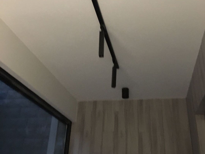 全屋燈具安裝布線：安裝軌道，如果頂部直接為木板或有鐵龍骨可以du直接打釘打眼的，就直接可以把軌道安裝上。定位打好孔后，裝上軌道固定螺絲。 拆開已經(jīng)固定好的軌道頂端的電源保護(hù)蓋，用工具接上電源線，注意安全使用工具。將軌道燈底座的卡頭擰平，對準(zhǔn)軌道內(nèi)凹槽，將軌道燈底座塞入滑道內(nèi)，稍微用點(diǎn)力，嚴(yán)絲合縫后，擰下卡頭旋轉(zhuǎn)的把手，一定要擰到位固定好后，左右滑動(dòng)一下，看是否固定好。 安裝完畢，打開，根據(jù)投射目標(biāo)的位置，調(diào)整軌道射燈水平及垂直的角度，保證軌道射燈能充分有效地投射被照物。