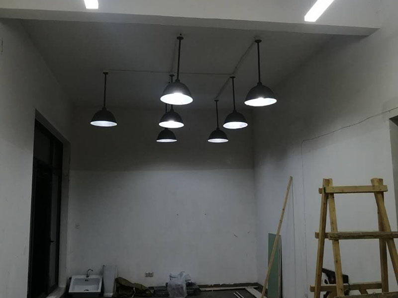全屋燈具安裝布線：安裝軌道，如果頂部直接為木板或有鐵龍骨可以du直接打釘打眼的，就直接可以把軌道安裝上。定位打好孔后，裝上軌道固定螺絲。 拆開已經(jīng)固定好的軌道頂端的電源保護(hù)蓋，用工具接上電源線，注意安全使用工具。將軌道燈底座的卡頭擰平，對準(zhǔn)軌道內(nèi)凹槽，將軌道燈底座塞入滑道內(nèi)，稍微用點(diǎn)力，嚴(yán)絲合縫后，擰下卡頭旋轉(zhuǎn)的把手，一定要擰到位固定好后，左右滑動(dòng)一下，看是否固定好。 安裝完畢，打開，根據(jù)投射目標(biāo)的位置，調(diào)整軌道射燈水平及垂直的角度，保證軌道射燈能充分有效地投射被照物。