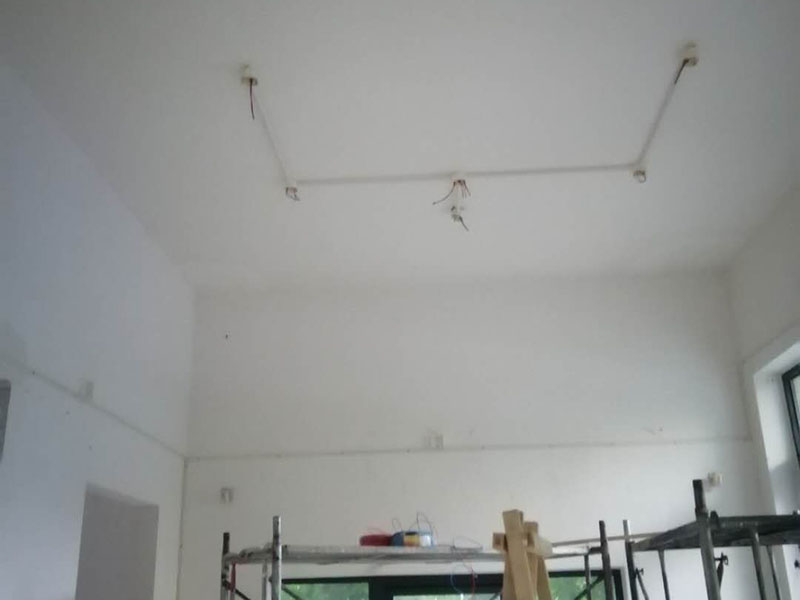 全屋燈具安裝布線：安裝軌道，如果頂部直接為木板或有鐵龍骨可以du直接打釘打眼的，就直接可以把軌道安裝上。定位打好孔后，裝上軌道固定螺絲。 拆開已經(jīng)固定好的軌道頂端的電源保護(hù)蓋，用工具接上電源線，注意安全使用工具。將軌道燈底座的卡頭擰平，對準(zhǔn)軌道內(nèi)凹槽，將軌道燈底座塞入滑道內(nèi)，稍微用點(diǎn)力，嚴(yán)絲合縫后，擰下卡頭旋轉(zhuǎn)的把手，一定要擰到位固定好后，左右滑動(dòng)一下，看是否固定好。 安裝完畢，打開，根據(jù)投射目標(biāo)的位置，調(diào)整軌道射燈水平及垂直的角度，保證軌道射燈能充分有效地投射被照物。
