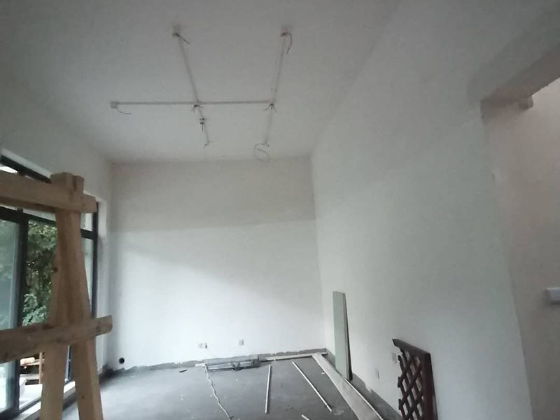 全屋燈具安裝布線：安裝軌道，如果頂部直接為木板或有鐵龍骨可以du直接打釘打眼的，就直接可以把軌道安裝上。定位打好孔后，裝上軌道固定螺絲。 拆開已經(jīng)固定好的軌道頂端的電源保護(hù)蓋，用工具接上電源線，注意安全使用工具。將軌道燈底座的卡頭擰平，對準(zhǔn)軌道內(nèi)凹槽，將軌道燈底座塞入滑道內(nèi)，稍微用點(diǎn)力，嚴(yán)絲合縫后，擰下卡頭旋轉(zhuǎn)的把手，一定要擰到位固定好后，左右滑動(dòng)一下，看是否固定好。 安裝完畢，打開，根據(jù)投射目標(biāo)的位置，調(diào)整軌道射燈水平及垂直的角度，保證軌道射燈能充分有效地投射被照物。