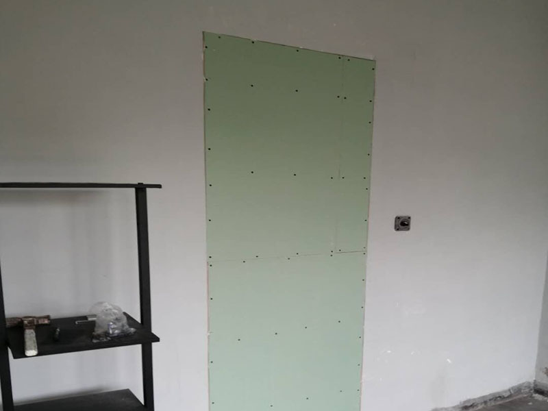 墻面封門洞維修：用青磚或紅磚進(jìn)行壘墻，外面在抹灰找平批膩?zhàn)犹幚?用木龍骨打框架，石膏板飾面，外面批膩?zhàn)诱移剿⑵岬冗M(jìn)行處理