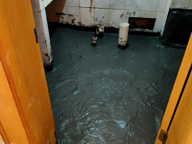 衛(wèi)生間丙綸防水:刷第一遍防水涂料。施工前確保工地干凈、干燥，防水涂料要涂滿，無遺漏，與基層結(jié)合牢固，無裂紋，無氣泡，無脫落現(xiàn)象。涂刷高度一致，厚度要達(dá)到產(chǎn)品規(guī)定要求?！?刷第二遍防水涂料。注意、第二遍防水涂料間需要有一定時間間隔，待遍涂料干透后才能進(jìn)行第二遍，具體時間視涂料而定。間隔時間太短，防水的效果會大打折扣。 鋪保護(hù)層。為防止之后的施工破壞防水層，需在防水涂料表面鋪上保護(hù)層。保護(hù)層要完全覆蓋防水層，無遺漏，與基層結(jié)合牢固，無裂紋，無氣泡，無脫落現(xiàn)象。 閉水試驗。閉水試驗時，地面點的水線不能低于2厘米，保存至少24小時，觀察無滲漏現(xiàn)象后方算合格。如有滲漏，需重做，切莫不能疏忽大意。