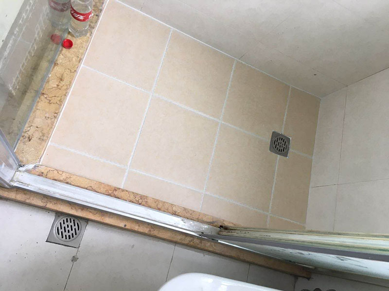 衛(wèi)生間裝修改造:既然是改造，肯定是對衛(wèi)生間的格局或是衛(wèi)浴設(shè)施、地磚、墻磚等地方不滿意，但在改造之前你需要將這些不滿意的地方進(jìn)行拆除，且拆除之后的垃圾也要及時清理，避免阻礙施工進(jìn)程。將不需要或是不滿意的地方進(jìn)行拆除后，留下的成品需要進(jìn)行施工保護(hù)，防止磕碰到，還可防止被上面的重物或是棱角碰壞。水電改造可謂是改造衛(wèi)生間的重點(diǎn)，衛(wèi)生間原有的水電路管線往往有許多不合理的布局，所以在改造過程中要對原有的水電路進(jìn)行徹查，看是否存在銹蝕、老化等情況，若有，則需要更換新的電路、水路，如果線路良好，且沒有多大的問題，則只需要添加刪減線路就可以了。同時在改造的時候最好能做到以后維修和保養(yǎng)都比較方便，然后將其做好隱蔽處理。