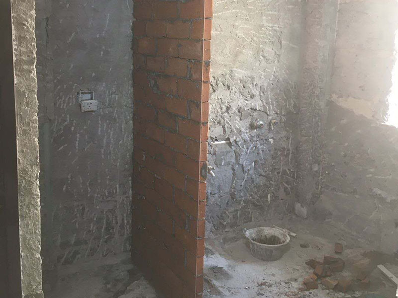 衛(wèi)生間裝修改造:既然是改造，肯定是對衛(wèi)生間的格局或是衛(wèi)浴設(shè)施、地磚、墻磚等地方不滿意，但在改造之前你需要將這些不滿意的地方進(jìn)行拆除，且拆除之后的垃圾也要及時清理，避免阻礙施工進(jìn)程。將不需要或是不滿意的地方進(jìn)行拆除后，留下的成品需要進(jìn)行施工保護(hù)，防止磕碰到，還可防止被上面的重物或是棱角碰壞。水電改造可謂是改造衛(wèi)生間的重點(diǎn)，衛(wèi)生間原有的水電路管線往往有許多不合理的布局，所以在改造過程中要對原有的水電路進(jìn)行徹查，看是否存在銹蝕、老化等情況，若有，則需要更換新的電路、水路，如果線路良好，且沒有多大的問題，則只需要添加刪減線路就可以了。同時在改造的時候最好能做到以后維修和保養(yǎng)都比較方便，然后將其做好隱蔽處理。