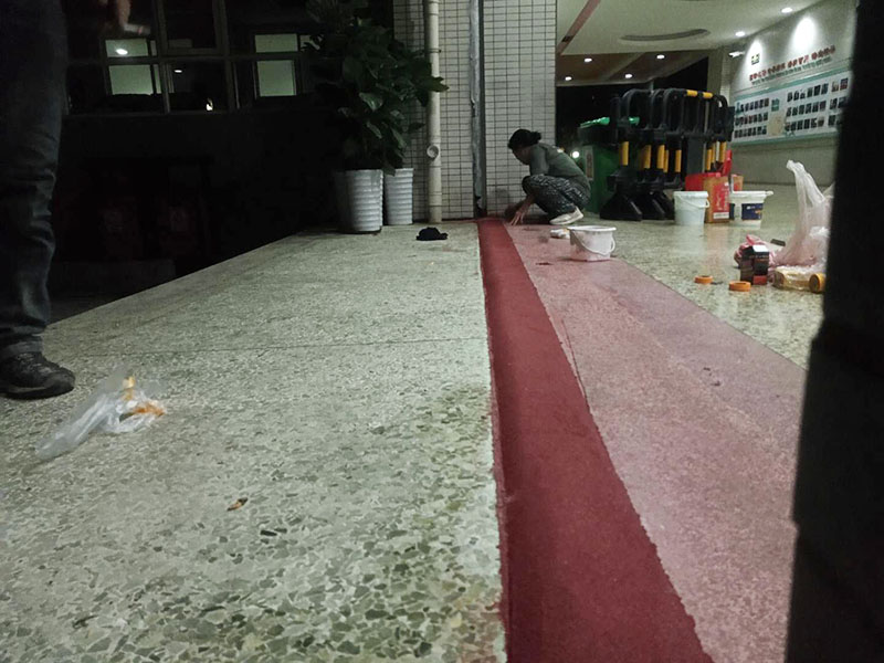 局部門檻修復：1.用高壓水槍將天然大理石裂紋處的碎石屑、雜質沖洗干凈; 2.將基層漿料注射入天然大理石裂紋處,然后刮除多余基層漿料至基層漿料表面低于天然大理石表面1-2mm; 打磨、拋光步驟3)中填充后的表層漿料至與天然大理石表面齊平,然后整體拋光處理即可。