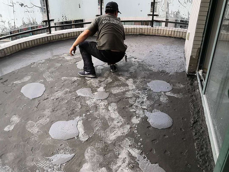 陽臺瓷磚拆除重鋪：準備粘結劑前，瓷磚不應浸水，但要用鋼絲刷除去磚背面的松散物質，并用濕布抹去磚背的浮塵。然后按照生產商建議的比例將水或乳液放到攪拌桶中攪拌直至粘結劑均勻無結塊。 在鋪壓瓷磚前，在瓷磚背面也批一薄層粘結劑。這種雙批法雖然用的材料和工時比較多，但卻能夠保證粘貼的質量和耐久性。 在粘結劑量置晾時間內，將準備好的瓷磚鋪壓到位，垂直于梳理方向輕微搓動以排出磚下的空氣。鋪貼到位后用橡皮錘輕擊，用尺寸合適的十字定位架來調整表面平整度及接縫的平直。 鋪設好的磚面應該及時清理干凈，特別是去除殘留其上的粘結劑。合格的粘結劑干硬后即使在陶瓷磚面上也不易被清除掉。清理好的瓷磚面應該立即擺放標識進行隔離，避免污染或擾動，直到下一個填縫工序。