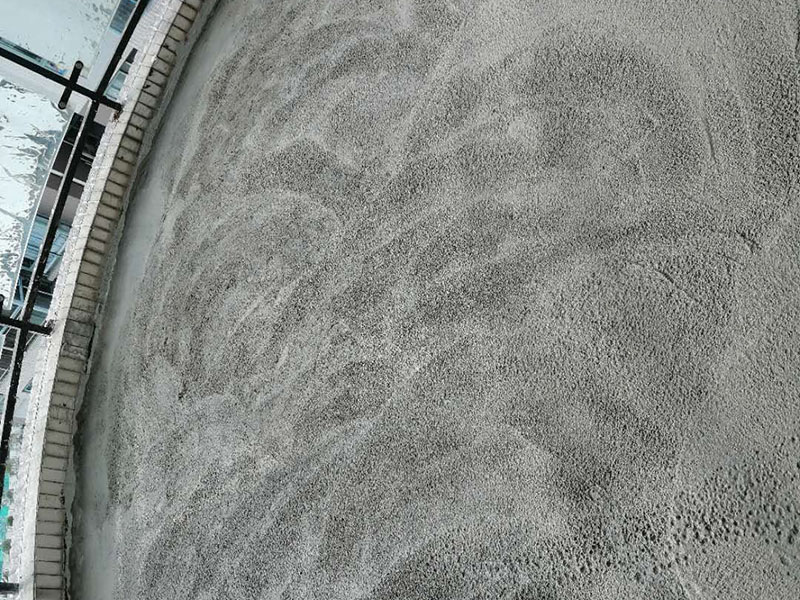 陽臺瓷磚拆除重鋪：準備粘結劑前，瓷磚不應浸水，但要用鋼絲刷除去磚背面的松散物質，并用濕布抹去磚背的浮塵。然后按照生產商建議的比例將水或乳液放到攪拌桶中攪拌直至粘結劑均勻無結塊。 在鋪壓瓷磚前，在瓷磚背面也批一薄層粘結劑。這種雙批法雖然用的材料和工時比較多，但卻能夠保證粘貼的質量和耐久性。 在粘結劑量置晾時間內，將準備好的瓷磚鋪壓到位，垂直于梳理方向輕微搓動以排出磚下的空氣。鋪貼到位后用橡皮錘輕擊，用尺寸合適的十字定位架來調整表面平整度及接縫的平直。 鋪設好的磚面應該及時清理干凈，特別是去除殘留其上的粘結劑。合格的粘結劑干硬后即使在陶瓷磚面上也不易被清除掉。清理好的瓷磚面應該立即擺放標識進行隔離，避免污染或擾動，直到下一個填縫工序。