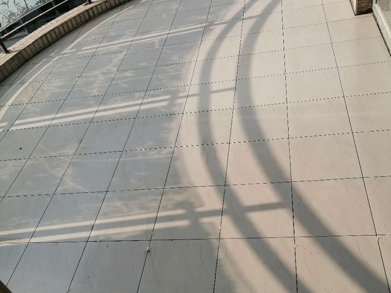 陽臺瓷磚拆除重鋪：準備粘結劑前，瓷磚不應浸水，但要用鋼絲刷除去磚背面的松散物質，并用濕布抹去磚背的浮塵。然后按照生產商建議的比例將水或乳液放到攪拌桶中攪拌直至粘結劑均勻無結塊。 在鋪壓瓷磚前，在瓷磚背面也批一薄層粘結劑。這種雙批法雖然用的材料和工時比較多，但卻能夠保證粘貼的質量和耐久性。 在粘結劑量置晾時間內，將準備好的瓷磚鋪壓到位，垂直于梳理方向輕微搓動以排出磚下的空氣。鋪貼到位后用橡皮錘輕擊，用尺寸合適的十字定位架來調整表面平整度及接縫的平直。 鋪設好的磚面應該及時清理干凈，特別是去除殘留其上的粘結劑。合格的粘結劑干硬后即使在陶瓷磚面上也不易被清除掉。清理好的瓷磚面應該立即擺放標識進行隔離，避免污染或擾動，直到下一個填縫工序。