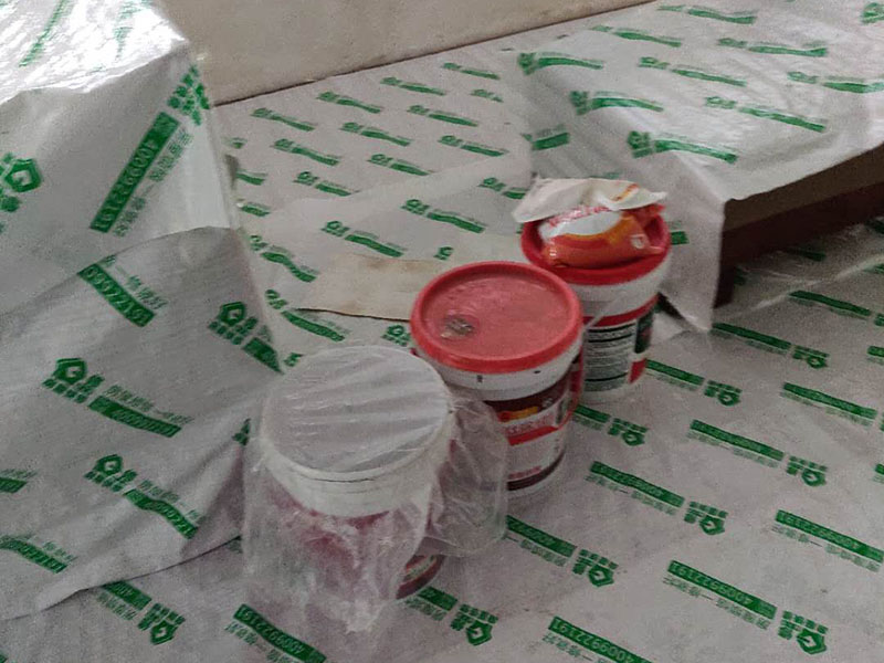 全屋墻面翻新：舊墻的基本處理包括清理舊墻面原有的乳膠漆和膩子層的鏟除、木裝修、其他表面裝飾物（如壁紙）的拆除，如果只是裝修了一兩年的墻面，墻面的膩子可以不用鏟除，用鋼刷和砂紙打磨墻面后就可以重新涂刷乳膠漆，如果裝修時間較長的就需要將膩子層鏟除后再進行后續(xù)工序。切記舊墻面一定要進行處理，不能直接涂刷，粉化嚴重的墻面要鏟除后，抹上一層白水泥，再進行涂刷。 在墻面修補時，我們要盡量避免色差，因此要注意按照油漆桶的配比、涂刷，最好估算好用量。一次準備好足夠的量，這樣才能保證墻面顏色的一致，也能避免用量不足重新調(diào)配出的顏色有差異。 墻面涂刷底漆的作用是抗堿防潮、封固基材、保護面漆，提高面漆的質(zhì)感和遮蓋力。如果沒有刷底漆就直接上面漆的話，時間一長墻面就容易起泡、發(fā)霉，經(jīng)陽光長時間照射也會發(fā)生墻面變色的情況。