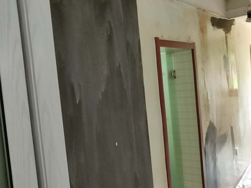 全屋墻面翻新：舊墻的基本處理包括清理舊墻面原有的乳膠漆和膩子層的鏟除、木裝修、其他表面裝飾物（如壁紙）的拆除，如果只是裝修了一兩年的墻面，墻面的膩子可以不用鏟除，用鋼刷和砂紙打磨墻面后就可以重新涂刷乳膠漆，如果裝修時間較長的就需要將膩子層鏟除后再進行后續(xù)工序。切記舊墻面一定要進行處理，不能直接涂刷，粉化嚴重的墻面要鏟除后，抹上一層白水泥，再進行涂刷。 在墻面修補時，我們要盡量避免色差，因此要注意按照油漆桶的配比、涂刷，最好估算好用量。一次準備好足夠的量，這樣才能保證墻面顏色的一致，也能避免用量不足重新調(diào)配出的顏色有差異。 墻面涂刷底漆的作用是抗堿防潮、封固基材、保護面漆，提高面漆的質(zhì)感和遮蓋力。如果沒有刷底漆就直接上面漆的話，時間一長墻面就容易起泡、發(fā)霉，經(jīng)陽光長時間照射也會發(fā)生墻面變色的情況。