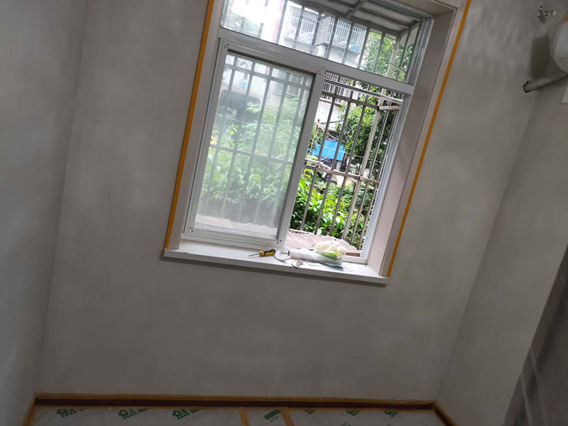 墻面局部修補(bǔ)：墻面修補(bǔ)，一定要做好基層的處理，如果您家是二次裝修墻面時(shí)，沒有將以前的老墻的墻皮鏟除干凈，或者是只鏟除了表層的膩?zhàn)?，那么修補(bǔ)墻面時(shí)，是會(huì)遺留下高低不平的部分墻皮的，此后，要是接著上刷界面劑或者膩?zhàn)?，那么很可能就?huì)導(dǎo)致新刷的墻面出現(xiàn)開裂的情況。舊房要是在長期使用中受到了來自外界的沖擊或者震動(dòng)，是有可能造成局部墻面基層與墻體脫離的。 在施工之前，需要先去判斷墻面的膩?zhàn)訉哟藭r(shí)的質(zhì)量問題，然后選擇墻面掉色最嚴(yán)重的那一塊，用水濕透后，再用鏟子去用來鏟，如果沒有出現(xiàn)分化或者脫落現(xiàn)象，那么說明原先的膩?zhàn)訉淤|(zhì)量是比較好的，在去刷上新底漆和面漆就可以了。