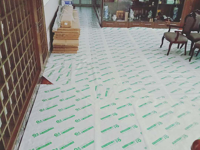 地面成品保護(hù)：滿鋪成品瓦楞紙板，再用干凈彩條布滿鋪在普通石膏板上，在彩條布交接處及轉(zhuǎn)角處用膠帶固定，也可選用木芯板或三夾板。材料選用視上人、車(chē)情況而定。 開(kāi)關(guān)插座面板用美紋紙滿包或采用透明塑料蓋保護(hù)。 門(mén)套的保護(hù)方式用原門(mén)框保護(hù)膜，或者多層板或密度板，報(bào)紙，美紋紙保護(hù)