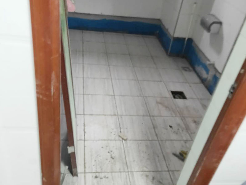 浴室地面防水貼磚:衛(wèi)生間做防水是一項很重要的流程，但很少有人懂衛(wèi)生間防水施工的流程到底要如何，比方說會有人問：衛(wèi)生間的防水在做完后，能不能馬上貼瓷磚呢？一般的防水施工要做2到3遍，而且防水的順序也是有講究的，比如，要先做完墻面防水再貼墻磚，其次才可以做地面防水，再貼地磚。簡單總結(jié)一下，衛(wèi)生間防水的步驟是：先做墻面防水→貼墻磚→再做地面防水2-3遍→固化期5-7天→閉水實驗合格→地面做水泥砂漿保護(hù)層→貼地磚。
