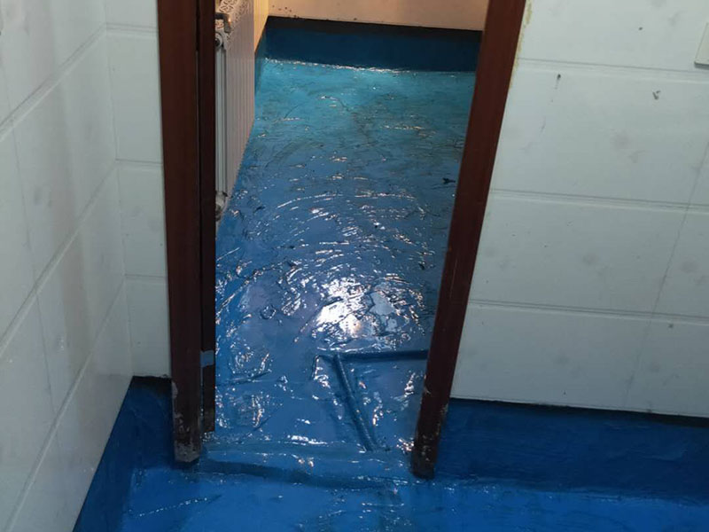 浴室地面防水貼磚:衛(wèi)生間做防水是一項很重要的流程，但很少有人懂衛(wèi)生間防水施工的流程到底要如何，比方說會有人問：衛(wèi)生間的防水在做完后，能不能馬上貼瓷磚呢？一般的防水施工要做2到3遍，而且防水的順序也是有講究的，比如，要先做完墻面防水再貼墻磚，其次才可以做地面防水，再貼地磚。簡單總結(jié)一下，衛(wèi)生間防水的步驟是：先做墻面防水→貼墻磚→再做地面防水2-3遍→固化期5-7天→閉水實驗合格→地面做水泥砂漿保護(hù)層→貼地磚。