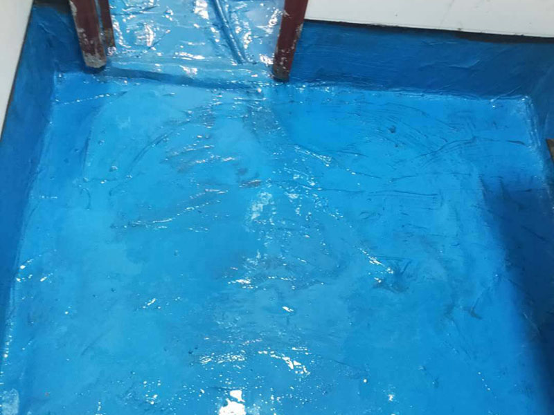 浴室地面防水貼磚:衛(wèi)生間做防水是一項很重要的流程，但很少有人懂衛(wèi)生間防水施工的流程到底要如何，比方說會有人問：衛(wèi)生間的防水在做完后，能不能馬上貼瓷磚呢？一般的防水施工要做2到3遍，而且防水的順序也是有講究的，比如，要先做完墻面防水再貼墻磚，其次才可以做地面防水，再貼地磚。簡單總結(jié)一下，衛(wèi)生間防水的步驟是：先做墻面防水→貼墻磚→再做地面防水2-3遍→固化期5-7天→閉水實驗合格→地面做水泥砂漿保護(hù)層→貼地磚。