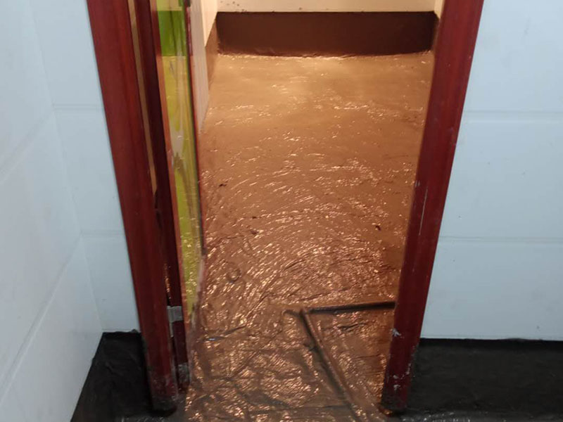 浴室地面防水貼磚:衛(wèi)生間做防水是一項很重要的流程，但很少有人懂衛(wèi)生間防水施工的流程到底要如何，比方說會有人問：衛(wèi)生間的防水在做完后，能不能馬上貼瓷磚呢？一般的防水施工要做2到3遍，而且防水的順序也是有講究的，比如，要先做完墻面防水再貼墻磚，其次才可以做地面防水，再貼地磚。簡單總結(jié)一下，衛(wèi)生間防水的步驟是：先做墻面防水→貼墻磚→再做地面防水2-3遍→固化期5-7天→閉水實驗合格→地面做水泥砂漿保護(hù)層→貼地磚。