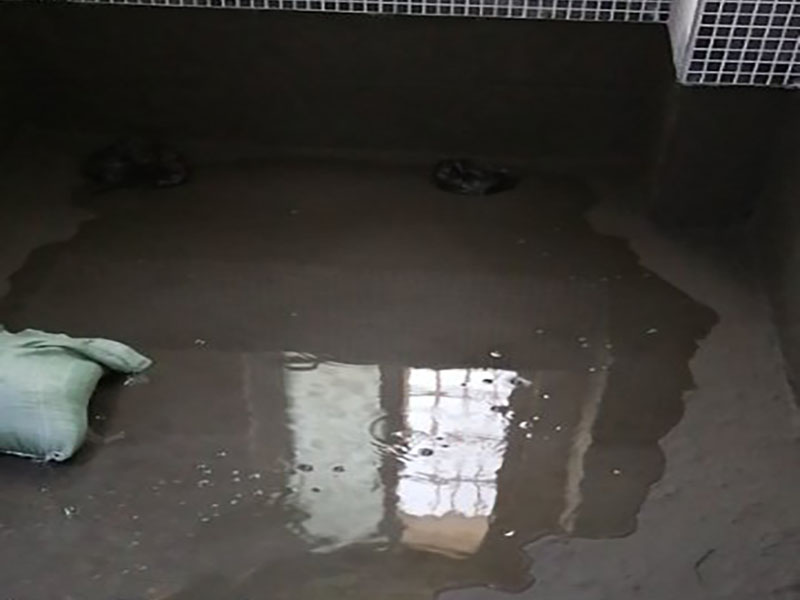 浴室防水貼磚裝修：一是墻磚應(yīng)從下向上鋪貼,且一面墻不能一次貼到頂,接縫一般為1~3毫米; 二是鋪貼前要先處理墻面的平整,處理裂縫; 三是粘結(jié)材料的涂抹要中間稍高于四周,用橡膠錘敲擊表面以固定,這樣一來(lái)可以避免空氣積存于粘結(jié)層中。同時(shí)要進(jìn)行水平檢測(cè); 四是粘結(jié)材料要挑和適當(dāng),一般墻面水泥與沙比例為1:4,地面水泥與沙比例為1:32. 地面要打平。有一些土建地面是不平的,遇到這種情況大家應(yīng)該把不平的地方用水泥沙漿鋪平。鋪設(shè)時(shí)可以用不同的色彩的瓷磚(較深色的)把周?chē)蚱饋?lái),而框內(nèi)的瓷磚用較淺色的。當(dāng)然,廚房跟廁所的地面一定要有傾斜度,這樣是為了方便排水