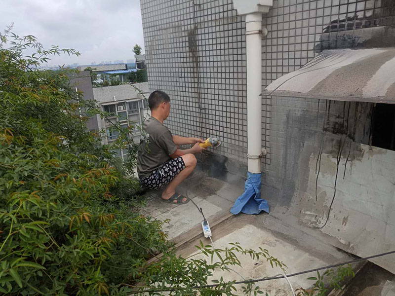 窗戶外墻防水切割：1、外墻防水不建議用防水涂料，防水涂料施工后需要做一層保護(hù)層；2、防水需要在水泥基面施工，如果貼了瓷磚，還需要把瓷磚鏟除再施工；3、外墻防水最好使用砂漿防水劑，做好后可以與原有的水泥基面形成一個(gè)整體，且不會(huì)被雨水中的酸、堿等物質(zhì)破壞。