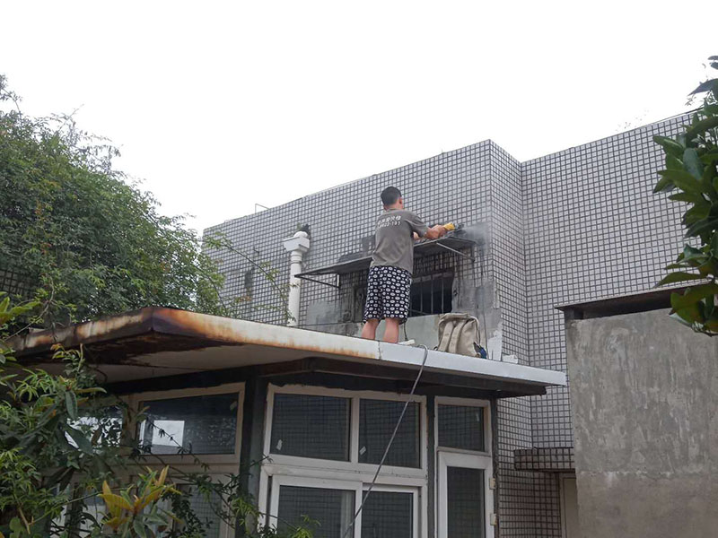 窗戶外墻防水切割：1、外墻防水不建議用防水涂料，防水涂料施工后需要做一層保護(hù)層；2、防水需要在水泥基面施工，如果貼了瓷磚，還需要把瓷磚鏟除再施工；3、外墻防水最好使用砂漿防水劑，做好后可以與原有的水泥基面形成一個(gè)整體，且不會(huì)被雨水中的酸、堿等物質(zhì)破壞。
