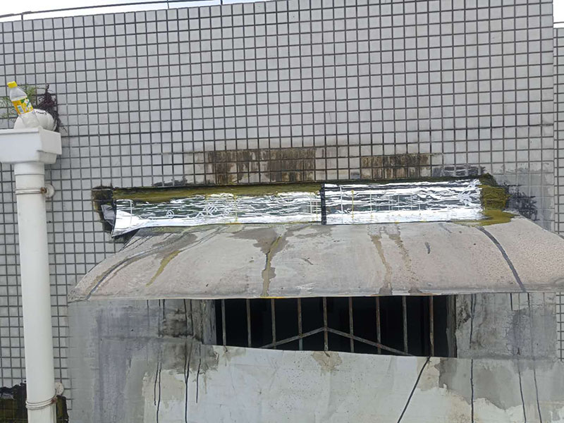 露臺(tái)頂面防水:將原防水層鏟除之后，再找平，將原來(lái)下部保溫層里存的水進(jìn)行排干，設(shè)一些排氣孔做排氣措施，將保溫層里的水分排干。 把基面處理成堅(jiān)固、平整、干凈，無(wú)灰塵、油膩、蠟等以及其它碎屑物質(zhì)；基面有孔隙、裂縫、不平等缺陷的，須預(yù)先用水泥砂漿修補(bǔ)抹平，確?；娉浞譂駶?rùn)，但無(wú)明水，有泛水坡度。 防水材料建議選擇柔嫩型的聚合物水泥基防水涂/漿料，這類(lèi)產(chǎn)品是水性涂料、無(wú)毒無(wú)害無(wú)污染、和水泥基材粘接緊密、使用壽命長(zhǎng)、防水效果強(qiáng)。 做好坡度3°的排水坡；柔韌型的防水涂料前后兩次呈“十”字涂刷兩遍，總厚度不超過(guò)2㎜。