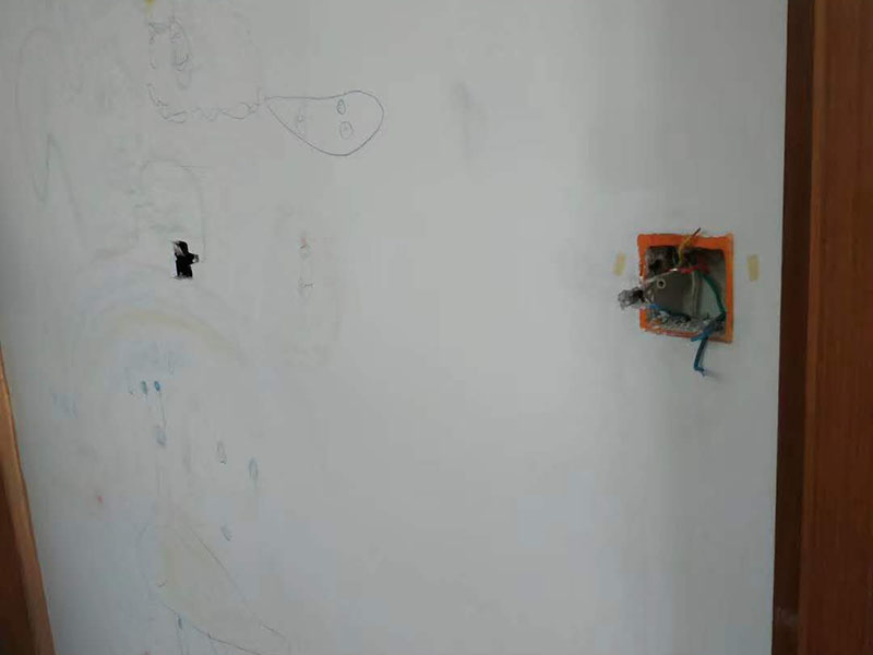 電路燈具安裝：不同類別的燈具，不同場所的其安裝方法可以有著萬千差別的。但總結(jié)起來大的安裝燈具的流程可以歸納為：1，首先對需要安裝燈具的場所作照明需求設(shè)計-包括照度需求的設(shè)計，燈具類別的選用確定，照明電路規(guī)劃設(shè)計等； 2.做好設(shè)計后便是照明電路鋪設(shè)（包括布燈點位及其開關(guān)控制位置和方式的確定）這個過程可能需要與其它工程工序相配合進行的，而且必須注意的是暫時不要讓線路接通電源，慎防意外 3.接下來就是開關(guān)制合的安裝，燈具的固定安裝后，一一反復(fù)檢查電路燈具安裝的正確，確保正確后再一個一個地試通電驗證調(diào)試，確保與設(shè)計要求相符合