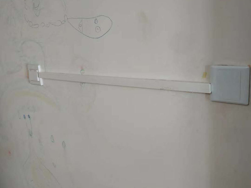 電路燈具安裝：不同類別的燈具，不同場所的其安裝方法可以有著萬千差別的。但總結(jié)起來大的安裝燈具的流程可以歸納為：1，首先對需要安裝燈具的場所作照明需求設(shè)計-包括照度需求的設(shè)計，燈具類別的選用確定，照明電路規(guī)劃設(shè)計等； 2.做好設(shè)計后便是照明電路鋪設(shè)（包括布燈點位及其開關(guān)控制位置和方式的確定）這個過程可能需要與其它工程工序相配合進行的，而且必須注意的是暫時不要讓線路接通電源，慎防意外 3.接下來就是開關(guān)制合的安裝，燈具的固定安裝后，一一反復(fù)檢查電路燈具安裝的正確，確保正確后再一個一個地試通電驗證調(diào)試，確保與設(shè)計要求相符合