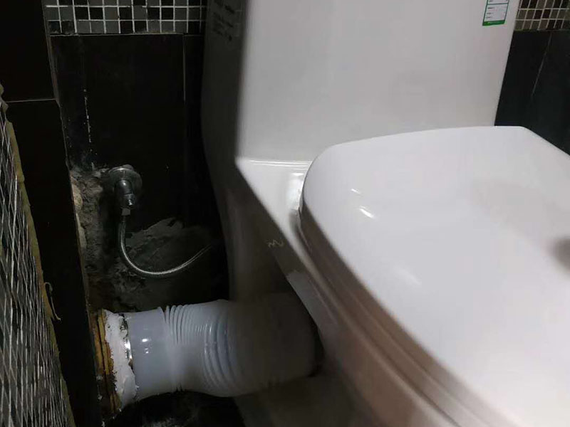 馬桶側(cè)水管安裝:先將之前的舊水管拆掉，先取下兩邊的固定物，在用鉗子將鐵絲擰好，接下來(lái)就是把管子取下來(lái)，舊水管長(zhǎng)時(shí)間使用了，一般都會(huì)出現(xiàn)老化的現(xiàn)象，這時(shí)候沒(méi)有彈性直接掰掉就可以了。 在通便管道的那頭接口，原本的膠皮還黏在上邊，這個(gè)時(shí)候就需要將這個(gè)原本的膠給敲掉。不然新管是不能套進(jìn)去的?？梢杂梅彩苛謥?lái)讓上面的銹跡化解掉。在套新管的還是比較難的，可以利用到剛剛的舊衣服來(lái)擦手，然后在慢慢套管的時(shí)候非常困難。廢舊衣物此時(shí)可以用來(lái)擦手。套管的時(shí)候需要先用鐵圈對(duì)膠皮管口進(jìn)行固定，不然對(duì)接上之后，就帶不上了。 到用舊衣服鋪在馬桶上，是因?yàn)槲覀冊(cè)诎惭b馬桶排水管的時(shí)候，需要接觸到馬桶，所以需要找些衣服來(lái)墊著，這樣就不會(huì)被馬桶擱的疼。如果是已經(jīng)將馬桶排水管安裝好，那就可以來(lái)試試沖水看看，如果是下水很順暢那就是安裝成功