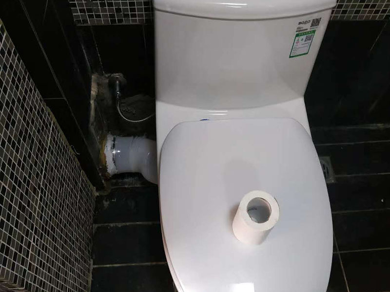馬桶側(cè)水管安裝:先將之前的舊水管拆掉，先取下兩邊的固定物，在用鉗子將鐵絲擰好，接下來(lái)就是把管子取下來(lái)，舊水管長(zhǎng)時(shí)間使用了，一般都會(huì)出現(xiàn)老化的現(xiàn)象，這時(shí)候沒(méi)有彈性直接掰掉就可以了。 在通便管道的那頭接口，原本的膠皮還黏在上邊，這個(gè)時(shí)候就需要將這個(gè)原本的膠給敲掉。不然新管是不能套進(jìn)去的。可以用凡士林來(lái)讓上面的銹跡化解掉。在套新管的還是比較難的，可以利用到剛剛的舊衣服來(lái)擦手，然后在慢慢套管的時(shí)候非常困難。廢舊衣物此時(shí)可以用來(lái)擦手。套管的時(shí)候需要先用鐵圈對(duì)膠皮管口進(jìn)行固定，不然對(duì)接上之后，就帶不上了。 到用舊衣服鋪在馬桶上，是因?yàn)槲覀冊(cè)诎惭b馬桶排水管的時(shí)候，需要接觸到馬桶，所以需要找些衣服來(lái)墊著，這樣就不會(huì)被馬桶擱的疼。如果是已經(jīng)將馬桶排水管安裝好，那就可以來(lái)試試沖水看看，如果是下水很順暢那就是安裝成功