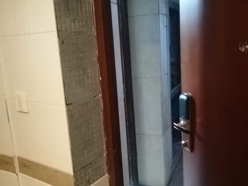 墻面瓷磚脫落：瓷磚破了很多的小洞,建議您直接用水泥粘上一些互補(bǔ)或同色的馬賽克瓷磚做點(diǎn)綴!我給您說說地磚如何清潔和保養(yǎng)吧。1、瓷磚日常清洗可選用洗潔精、肥皂等進(jìn)行清洗;2、用肥皂加少許氨水與松節(jié)油的混合液,清洗瓷磚可使瓷磚更有光潔;3、生活中,如有茶水或其它日常生活用品附著在瓷磚上面應(yīng)及時(shí)擦洗干凈,必要時(shí)應(yīng)用相應(yīng)清潔用品清洗。4、拋光磚應(yīng)定期對其打蠟處理,時(shí)間處理為2―3個(gè)月為宜;磚面如出現(xiàn)劃痕,可在劃痕處涂抹牙膏。用干布擦拭可修復(fù)。磚與磚縫隙處可不定期用去污膏去污垢,再在縫隙刷一層防水劑可防霉菌生長。5、另外房間內(nèi)可以買些吸塵的植物回來擺放,這樣可以減少室內(nèi)的灰塵污染。6、的給室內(nèi)各個(gè)部分的裝飾、柜子、墻面、天花吊頂、裝飾品等進(jìn)行清潔,濕抹布抹就可以了。7、養(yǎng)成良好的生活習(xí)慣會減少室內(nèi)灰塵的污染。