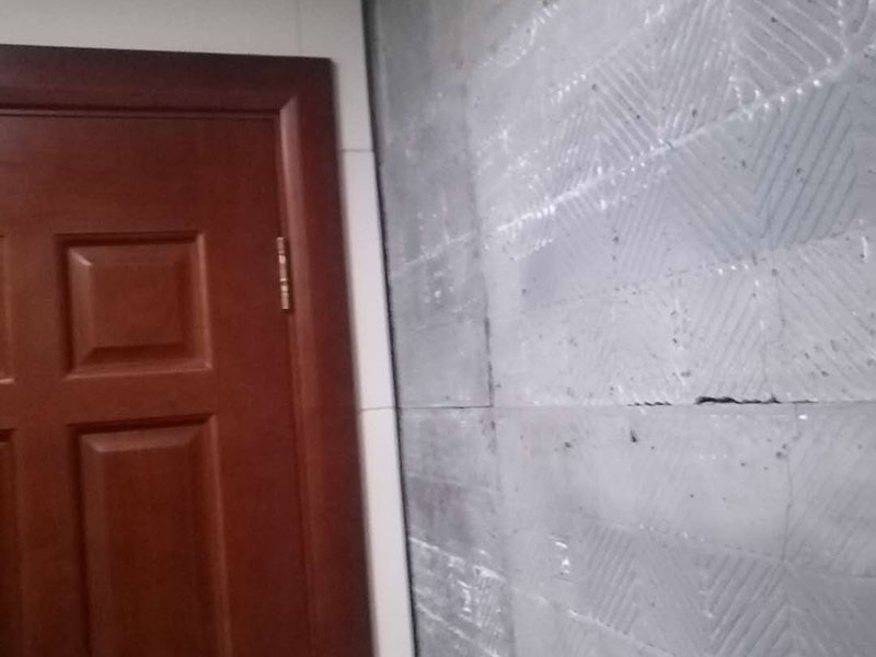 墻面瓷磚脫落：瓷磚破了很多的小洞,建議您直接用水泥粘上一些互補(bǔ)或同色的馬賽克瓷磚做點(diǎn)綴!我給您說說地磚如何清潔和保養(yǎng)吧。1、瓷磚日常清洗可選用洗潔精、肥皂等進(jìn)行清洗;2、用肥皂加少許氨水與松節(jié)油的混合液,清洗瓷磚可使瓷磚更有光潔;3、生活中,如有茶水或其它日常生活用品附著在瓷磚上面應(yīng)及時(shí)擦洗干凈,必要時(shí)應(yīng)用相應(yīng)清潔用品清洗。4、拋光磚應(yīng)定期對其打蠟處理,時(shí)間處理為2―3個(gè)月為宜;磚面如出現(xiàn)劃痕,可在劃痕處涂抹牙膏。用干布擦拭可修復(fù)。磚與磚縫隙處可不定期用去污膏去污垢,再在縫隙刷一層防水劑可防霉菌生長。5、另外房間內(nèi)可以買些吸塵的植物回來擺放,這樣可以減少室內(nèi)的灰塵污染。6、的給室內(nèi)各個(gè)部分的裝飾、柜子、墻面、天花吊頂、裝飾品等進(jìn)行清潔,濕抹布抹就可以了。7、養(yǎng)成良好的生活習(xí)慣會減少室內(nèi)灰塵的污染。