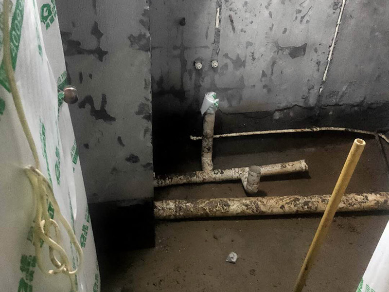廁所重新裝修：老房衛(wèi)生間改造水電路改造很重要，會直接影響日后的生活使用，所以在改造過程中需要嚴(yán)防死守。避水測試，檢測防水層是否良好。一般衛(wèi)浴間的防水層為1.8米，其他墻面防水層高度為1米，地面防水返高30厘米。 當(dāng)然，如果老房衛(wèi)生間改造時沒有進(jìn)行水路改造的情況下，也是需要進(jìn)行檢查防水層是否完好的操作流程。老房衛(wèi)生間改造中隨意鉆孔開槽都會造成防水層的損壞，因此，老房衛(wèi)生間改造進(jìn)行拆除磚墻的裝修流程后，應(yīng)當(dāng)重新進(jìn)行避水試驗，保證原來存有的防水系統(tǒng)不會出現(xiàn)任何問題。