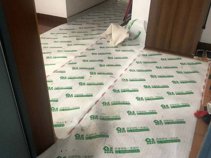 廁所重新裝修：老房衛(wèi)生間改造水電路改造很重要，會直接影響日后的生活使用，所以在改造過程中需要嚴(yán)防死守。避水測試，檢測防水層是否良好。一般衛(wèi)浴間的防水層為1.8米，其他墻面防水層高度為1米，地面防水返高30厘米。 當(dāng)然，如果老房衛(wèi)生間改造時沒有進(jìn)行水路改造的情況下，也是需要進(jìn)行檢查防水層是否完好的操作流程。老房衛(wèi)生間改造中隨意鉆孔開槽都會造成防水層的損壞，因此，老房衛(wèi)生間改造進(jìn)行拆除磚墻的裝修流程后，應(yīng)當(dāng)重新進(jìn)行避水試驗，保證原來存有的防水系統(tǒng)不會出現(xiàn)任何問題。