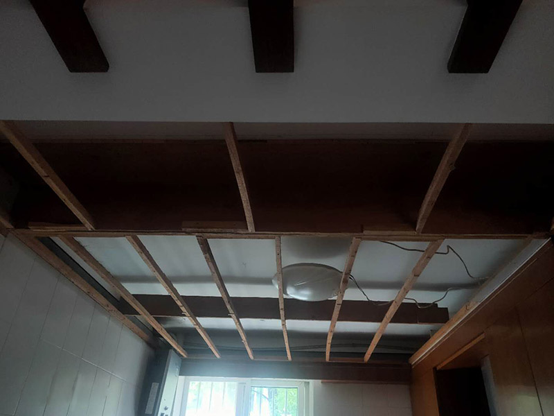 廁所重新裝修：老房衛(wèi)生間改造水電路改造很重要，會直接影響日后的生活使用，所以在改造過程中需要嚴(yán)防死守。避水測試，檢測防水層是否良好。一般衛(wèi)浴間的防水層為1.8米，其他墻面防水層高度為1米，地面防水返高30厘米。 當(dāng)然，如果老房衛(wèi)生間改造時沒有進(jìn)行水路改造的情況下，也是需要進(jìn)行檢查防水層是否完好的操作流程。老房衛(wèi)生間改造中隨意鉆孔開槽都會造成防水層的損壞，因此，老房衛(wèi)生間改造進(jìn)行拆除磚墻的裝修流程后，應(yīng)當(dāng)重新進(jìn)行避水試驗，保證原來存有的防水系統(tǒng)不會出現(xiàn)任何問題。