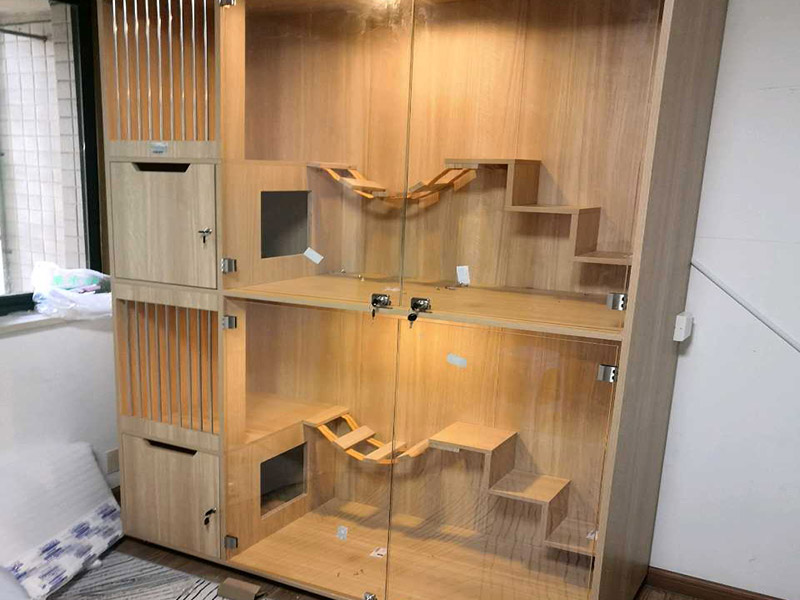 隔斷家具安裝：安裝前所需工作，拆開包裝所要注意的是，不要讓硬物劃到屏風的表面，然后將屏風支撐單腳全部裝上。然后就開始，如果是L型位，就找到L型的腳以及連接件蓋子，先將兩塊屏風對準L型腳的位置裝平，然后將中立柱裝上，最后用連接件將兩塊屏風和中立柱固定在一起。然后，看屏風的兩邊是否全部著地是否穩(wěn)定，有落空的腳就將其調(diào)到落地為止，必要時安裝屏風最好是兩位師傅一個托扶著一個固定，避免屏風倒下而損壞。屏風搭好了，接著固定側(cè)腳板，側(cè)邊可使用連接件連接在屏風的一側(cè)，上邊與臺面板連接處打是兩個L型角碼。
