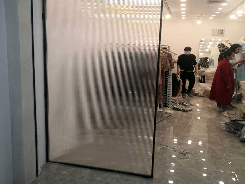 隔斷家具安裝：安裝前所需工作，拆開包裝所要注意的是，不要讓硬物劃到屏風的表面，然后將屏風支撐單腳全部裝上。然后就開始，如果是L型位，就找到L型的腳以及連接件蓋子，先將兩塊屏風對準L型腳的位置裝平，然后將中立柱裝上，最后用連接件將兩塊屏風和中立柱固定在一起。然后，看屏風的兩邊是否全部著地是否穩(wěn)定，有落空的腳就將其調(diào)到落地為止，必要時安裝屏風最好是兩位師傅一個托扶著一個固定，避免屏風倒下而損壞。屏風搭好了，接著固定側(cè)腳板，側(cè)邊可使用連接件連接在屏風的一側(cè)，上邊與臺面板連接處打是兩個L型角碼。