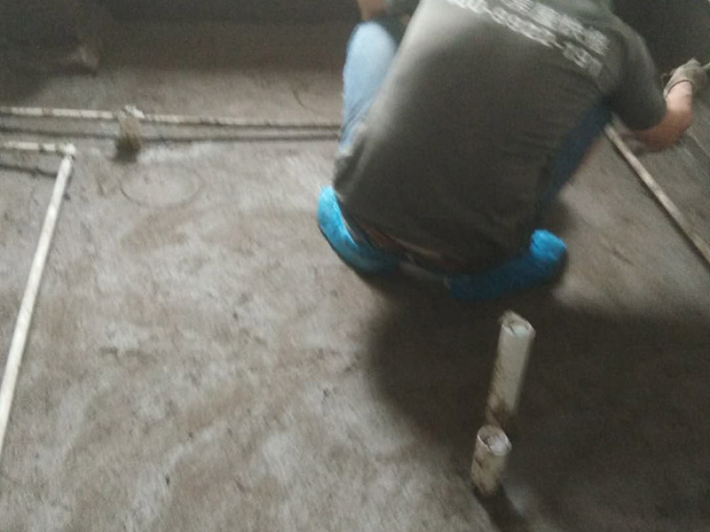 衛(wèi)生間拆除翻新裝修：首先，拆除瓷磚時(shí)要用電，而電是從客廳臨時(shí)拉的，為了避免在施工過(guò)程中發(fā)生觸電的現(xiàn)象，最好將電拉進(jìn)衛(wèi)生間內(nèi)。其次，舊房改造拆除瓷磚時(shí)可以用沖擊電鉆，這種工具方便快捷，可自由更換。但在使用前應(yīng)檢查其是否靈活，可以通過(guò)空轉(zhuǎn)一分鐘的方法進(jìn)行檢驗(yàn)。用完之后及時(shí)進(jìn)行清理。最后，梯子也是必不可少的工具之一，它可以幫助工人拆掉處于高處的瓷磚，還可以架起臨時(shí)插座。 用具的拆除，這一工程根據(jù)施工工人工作的習(xí)慣，有兩種拆除方式，可以提前將其拆除，也可以在拆磚的過(guò)程中同時(shí)進(jìn)行。但并不是所有的用具都可以提前拆除，馬桶必須在瓷磚拆除之后才可以拆掉，要不然掉落的瓷磚會(huì)砸壞馬桶。用具拆除后，應(yīng)將露出的電線接口用絕緣的東西綁住。