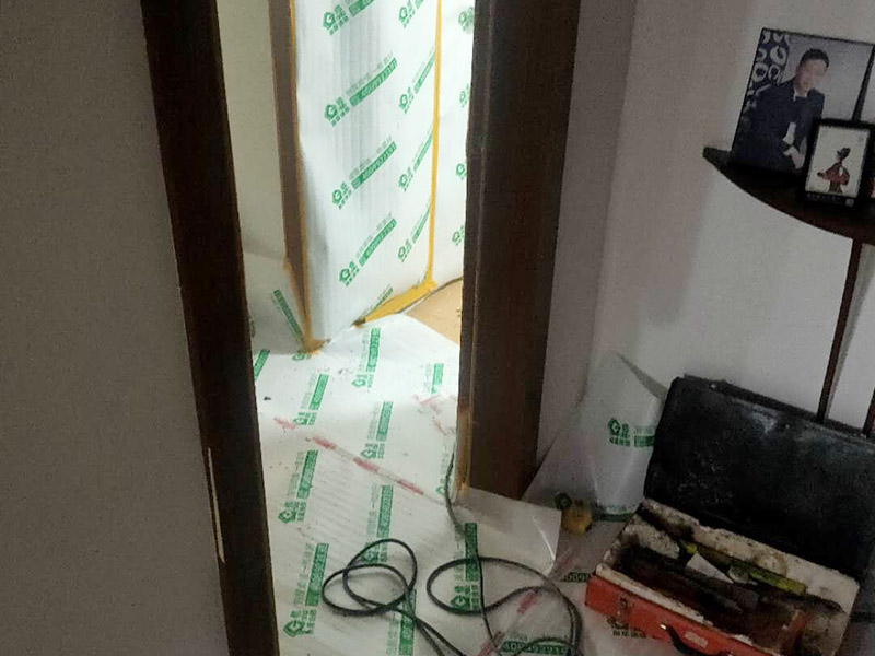 衛(wèi)生間拆除裝修:首先，拆除瓷磚時要用電，而電是從客廳臨時拉的，為了避免在施工過程中發(fā)生觸電的現象，最好將電拉進衛(wèi)生間內。其次，舊房改造拆除瓷磚時可以用沖擊電鉆，這種工具方便快捷，可自由更換。但在使用前應檢查其是否靈活，可以通過空轉一分鐘的方法進行檢驗。用完之后及時進行清理。最后，梯子也是必不可少的工具之一，它可以幫助工人拆掉處于高處的瓷磚，還可以架起臨時插座。 用具的拆除，這一工程根據施工工人工作的習慣，有兩種拆除方式，可以提前將其拆除，也可以在拆磚的過程中同時進行。但并不是所有的用具都可以提前拆除，馬桶必須在瓷磚拆除之后才可以拆掉，要不然掉落的瓷磚會砸壞馬桶。用具拆除后，應將露出的電線接口用絕緣的東西綁住。